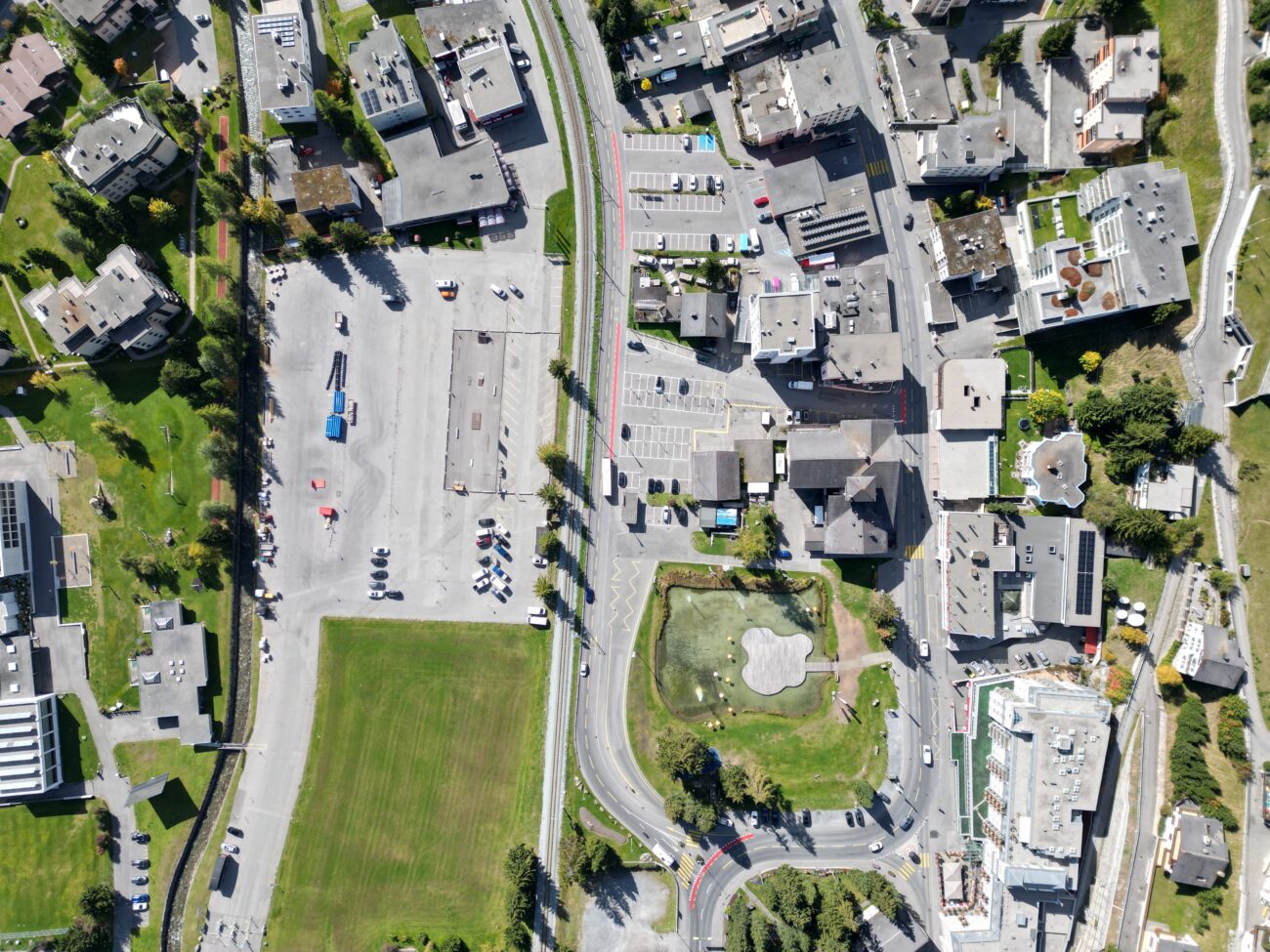Luftbild leerer Parkplatz Parsenn im Sommer