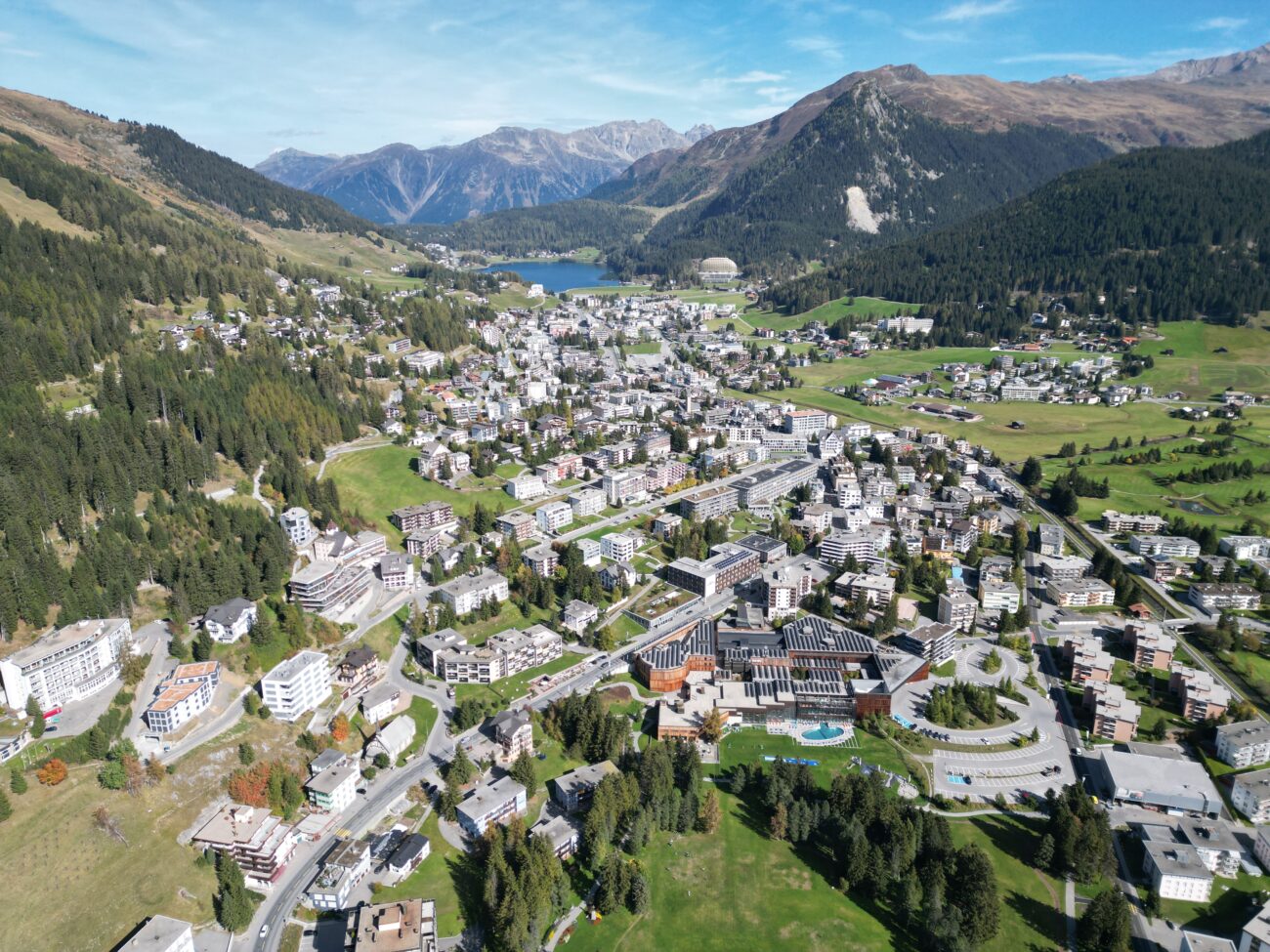 Blick über Davos in Richtung Davosersee